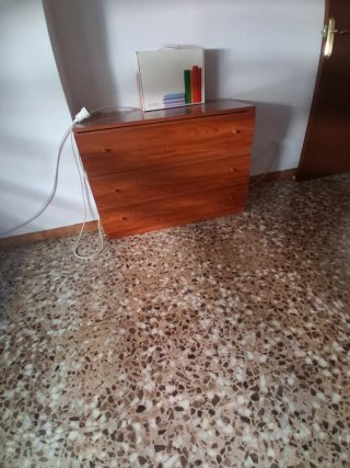 Armario de madera marrón con mesita de noche