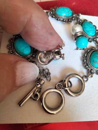 Pulsera turquesa y pendientes de perlas
