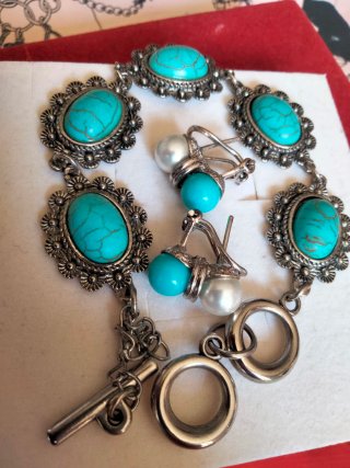 Pulsera turquesa y pendientes de perlas