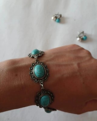 Pulsera turquesa y pendientes de perlas