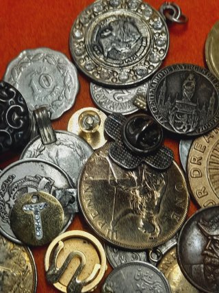 Lote de medallas y monedas antiguas. Reliquias