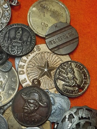 Lote de medallas y monedas antiguas. Reliquias