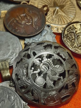 Lote de medallas y monedas antiguas. Reliquias