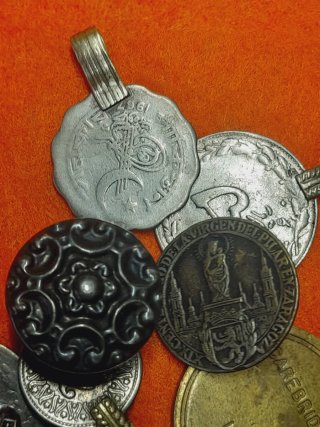 Lote de medallas y monedas antiguas. Reliquias