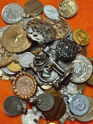 Lote de medallas y monedas antiguas. Reliquias
