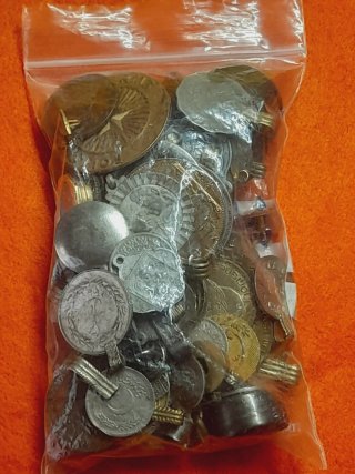 Lote de medallas y monedas antiguas. Reliquias