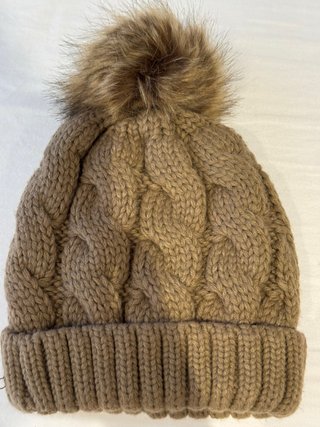 Gorro de punto con ochos y pompón
