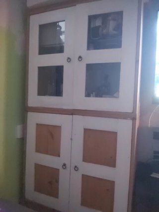 Vitrina IKEA de madera y blanco