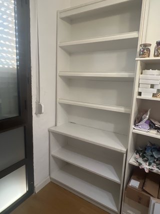 Estantería grande de madera blanca