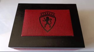 Set di 2 Orologi rari con custodia.