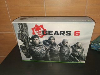 Xbox One X Edición Gears of War 5 en su caja