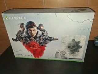 Xbox One X Edición Gears of War 5 en su caja
