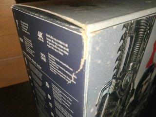 Xbox One X Edición Gears of War 5 en su caja