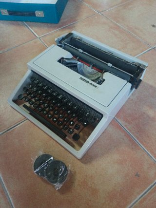 Máquina de escribir Olivetti Dora