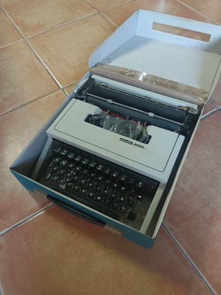 Máquina de escribir Olivetti Dora