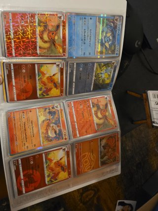 Álbum Pokémon Scarlet & Violet con Cartas Eevee