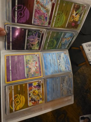 Álbum Pokémon Scarlet & Violet con Cartas Eevee