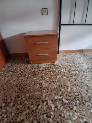 Armario de madera marrón con 2 mesitas de noche