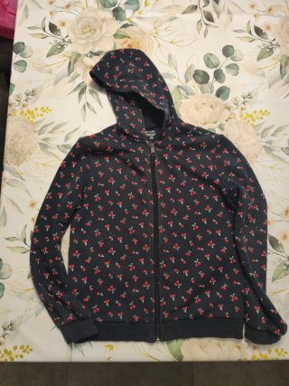 Chaqueta Kiabi azul con cerezas rojas talla12