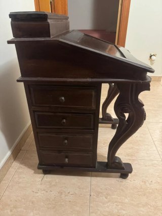 Escritorio antiguo de madera