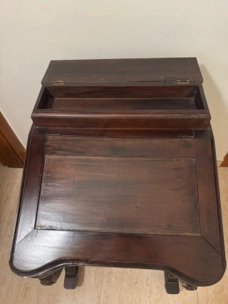 Escritorio antiguo de madera