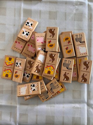 Dominó de madera con animales de granja
