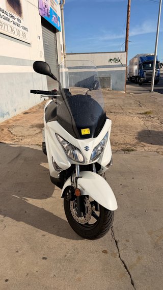 Suzuki Burgman 125cc Maxi Scooter