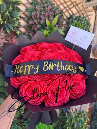 Ramo de rosas eternas- personaliza tu regalo