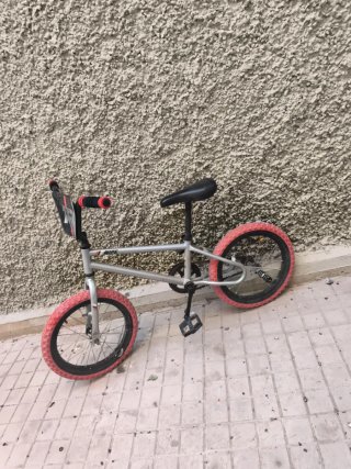 Bicicleta BMX infantil