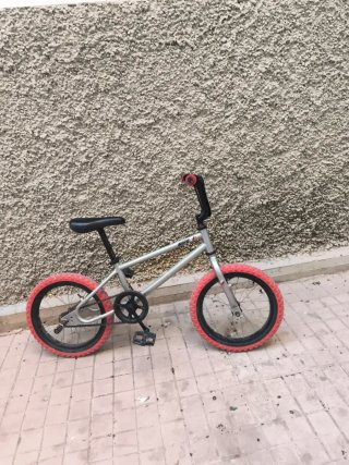 Bicicleta BMX infantil