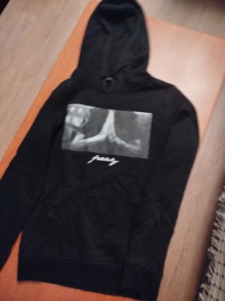 Sudadera Negra con Estampado Pray. Talla XS
