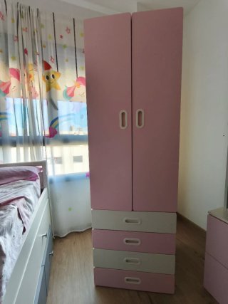 Armario infantil SMASTAD Ikea rosa y blanco