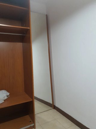 Se alquila habitación con cama de matrimonío.