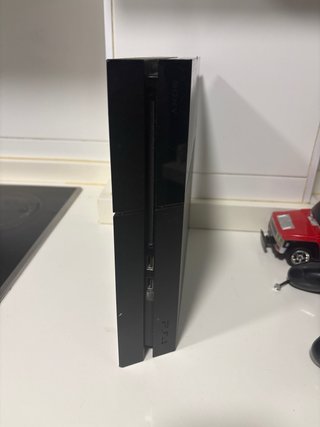 PS4 (PlayStation 4) con mandos y juegos