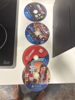PS4 (PlayStation 4) con mandos y juegos