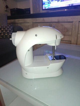 Mini Máquina de Coser Blanca
