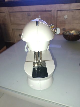 Mini Máquina de Coser Blanca