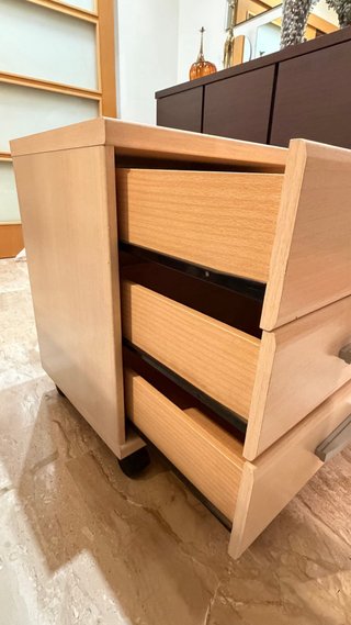 Cajonera de madera con ruedas