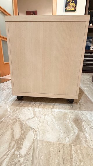 Cajonera de madera con ruedas