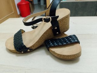 Sandalias de cuña negras para mujer