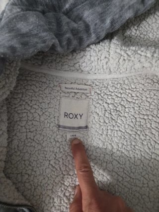 Chaqueta chándal gris con capucha y borreguillo