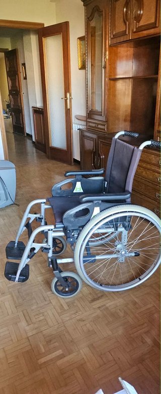 Silla de ruedas manual plegable en buen estado