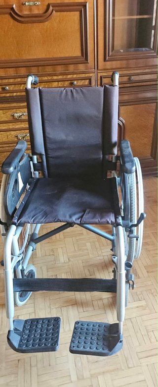 Silla de ruedas manual plegable en buen estado