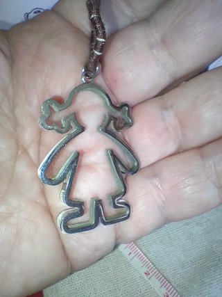 Colgante figura niña