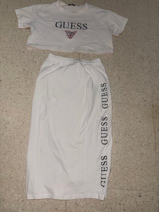 Conjunto Guess Crop Top y Falda Blanca