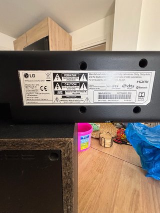 Barra de Sonido LG con Subwoofer y Mando