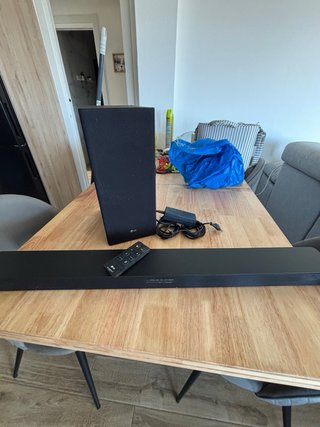 Barra de Sonido LG con Subwoofer y Mando