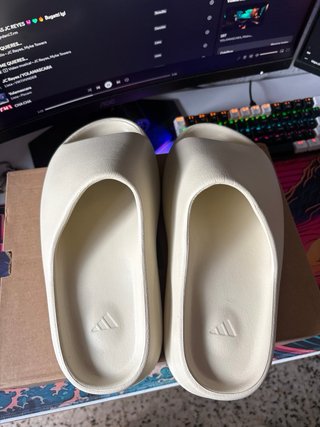 Yeezy Slides Beige