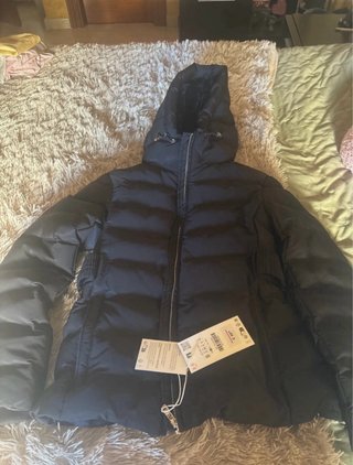 Plumífero Zara Negro con Forro de Pelo.