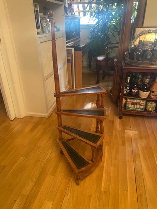 Escalera de biblioteca inglesa de madera y cuero